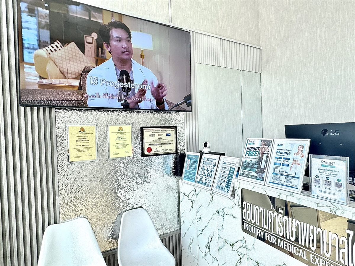 ประกาศนียบัตรและวุฒิบัตรของแพทย์ที่ติดแสดงไว้บริเวณเคาน์เตอร์ DR.JEN+ Clinic